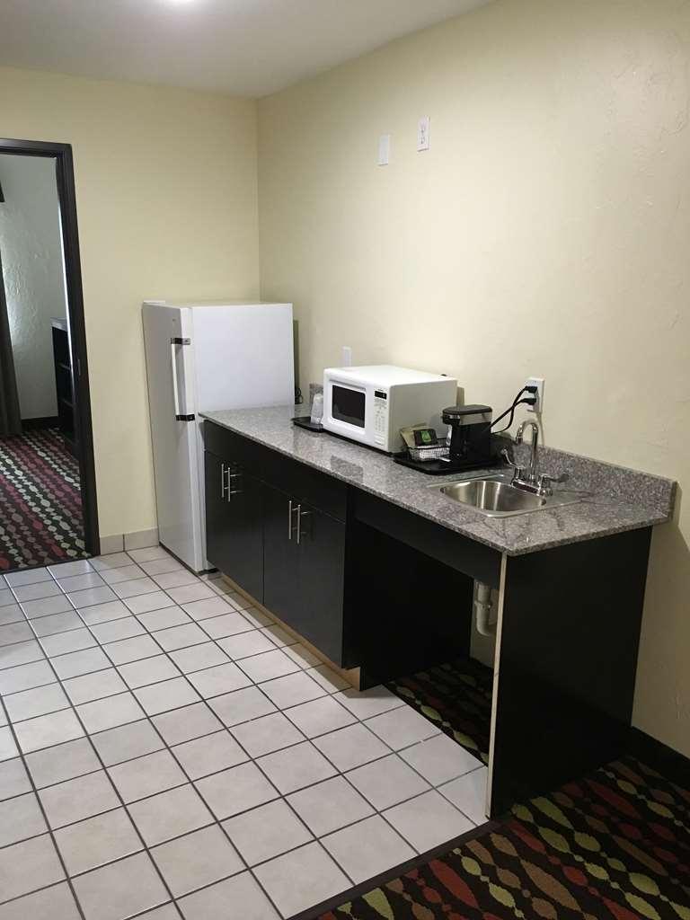 Best Western Greentree Inn & Suites Мур Номер фото